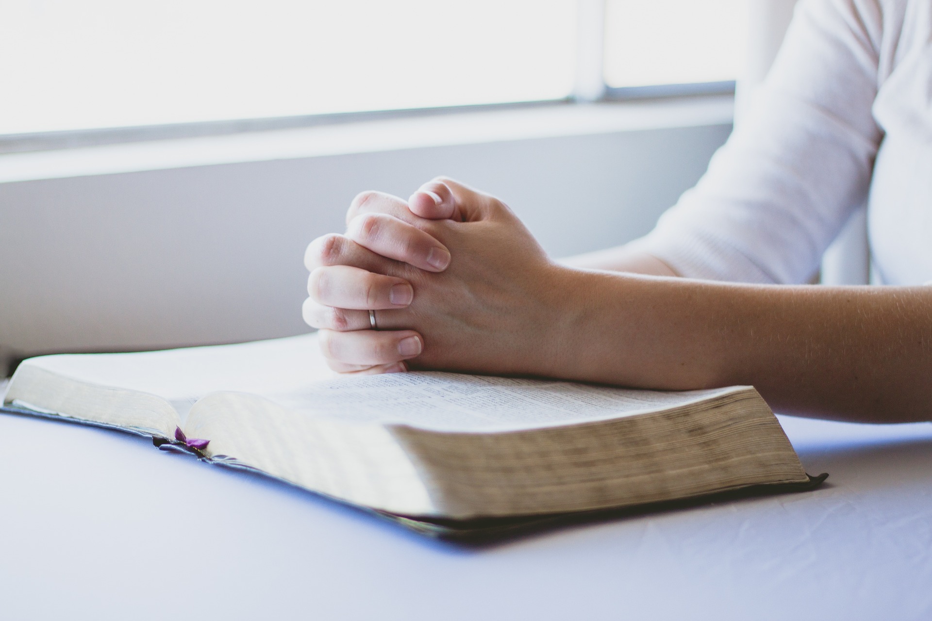 聖書と祈りの手